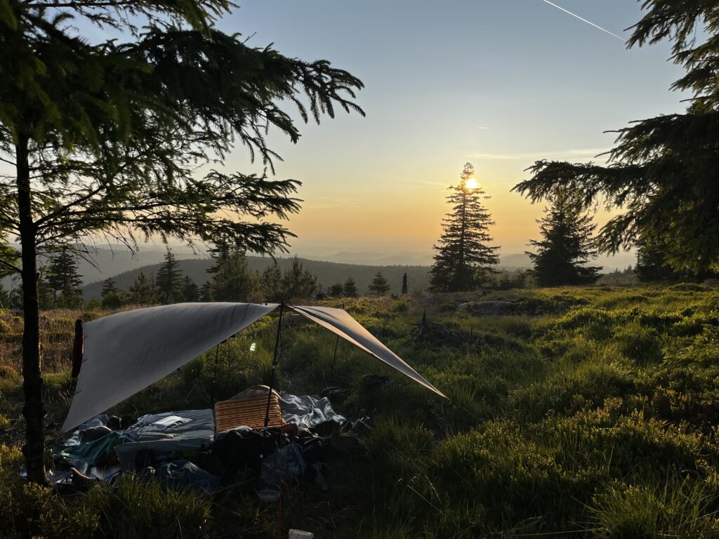 Overnachten onder een tarp in de wildernis van de Vogezen